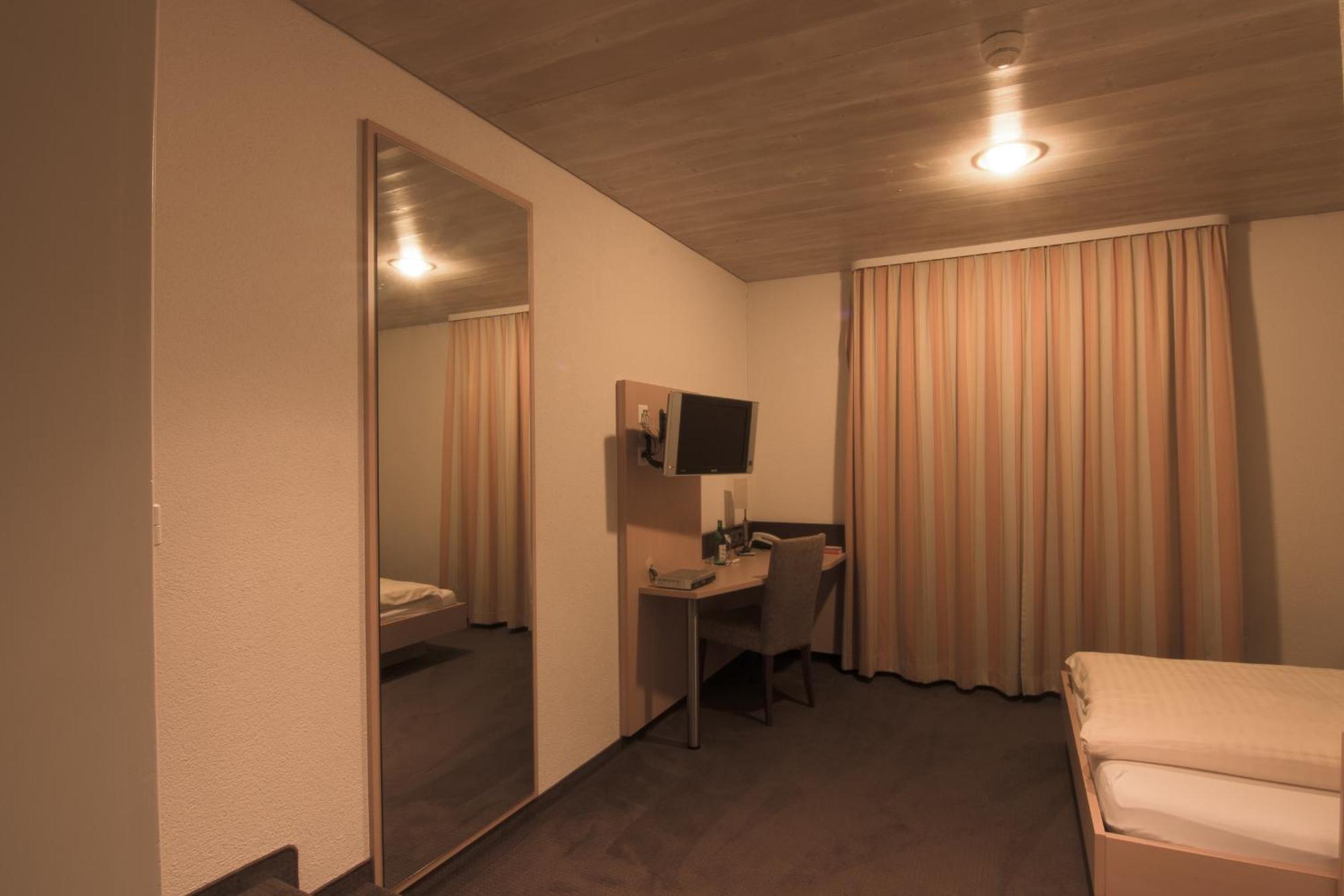 Hotel Zum Goldenen Kreuz Frauenfeld Room photo